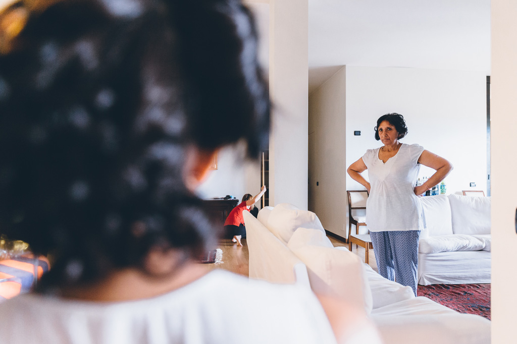 Fotografo Matrimonio Villa Erba La madre ispeziona la figlia durante la preparazione