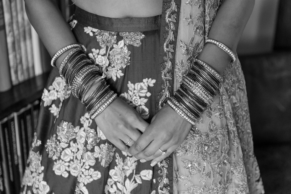 Fotografo Matrimonio Villa Erba Un dettaglio dei braccialetti che la sposa Reena indossa