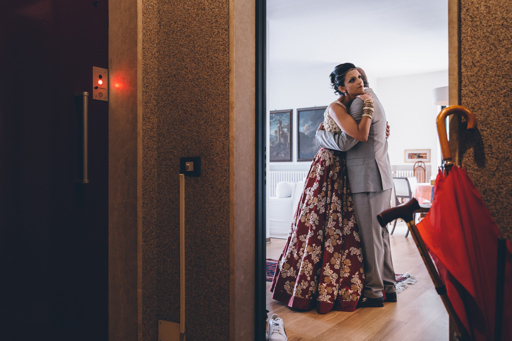Fotografo Matrimonio Villa Erba La sposa abbraccia il padre