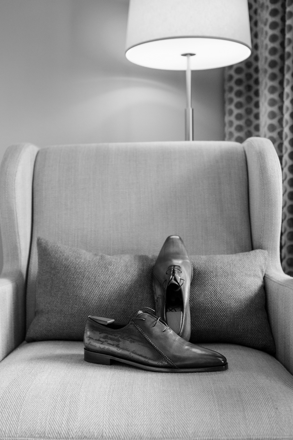 Fotografo Matrimonio Villa Erba Le scarpe dello sposo sono in mostra sul divano