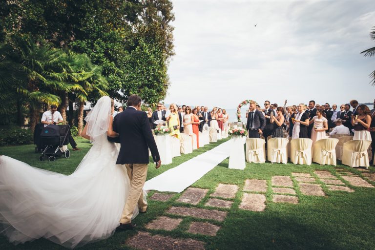 Il padre accompagna la sposa per celebrare le nozze di matrimonio presso il cortile di Torre San Marco