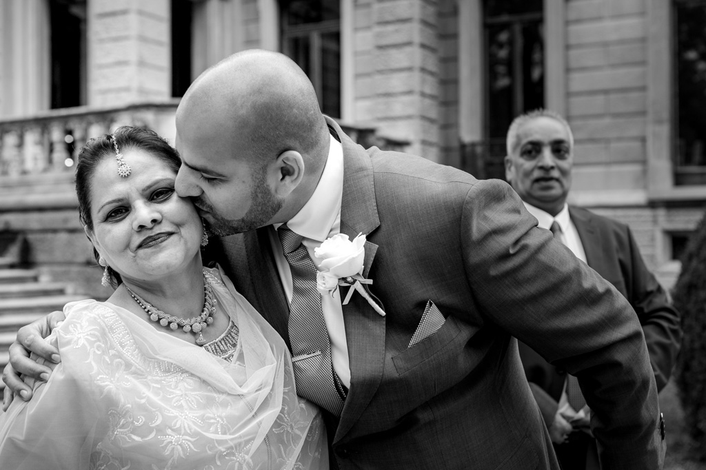 Fotografo Matrimonio Villa Erba Jaspal bacia la madre prima dello svolgimento delle nozze