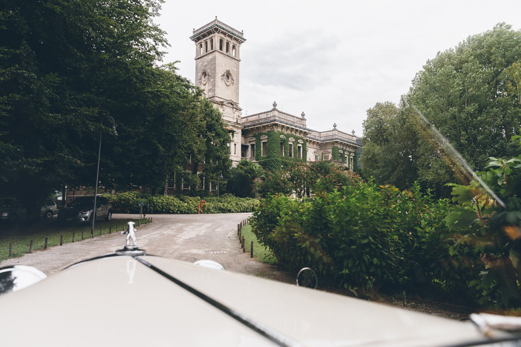 Fotografo Matrimonio Villa Erba Villa Erba vista dal cofano della macchina della sposa