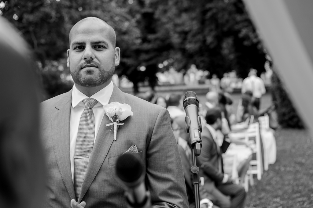 Fotografo Matrimonio Villa Erba Jaspal ha un espressione serena e pacata prima della cerimonia