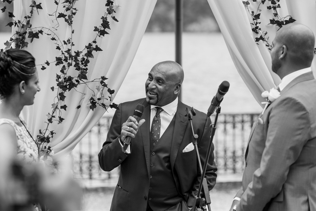 Fotografo Matrimonio Villa Erba L'ufficiale di stato elenca le promesse degli sposi