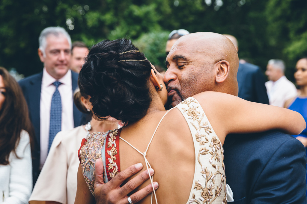 Fotografo Matrimonio Villa Erba La sposa abbraccia e bacia gli invitati