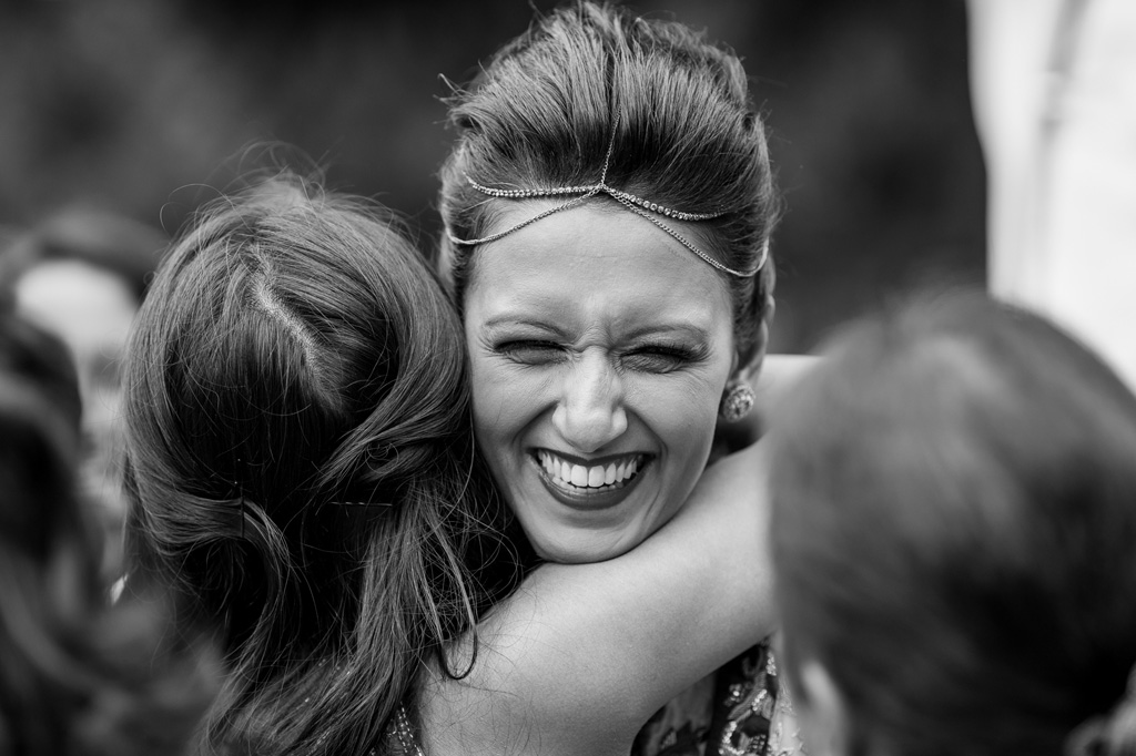 Fotografo Matrimonio Villa Erba Reena abbraccia raggiante tutti i partecipanti alla cerimonia