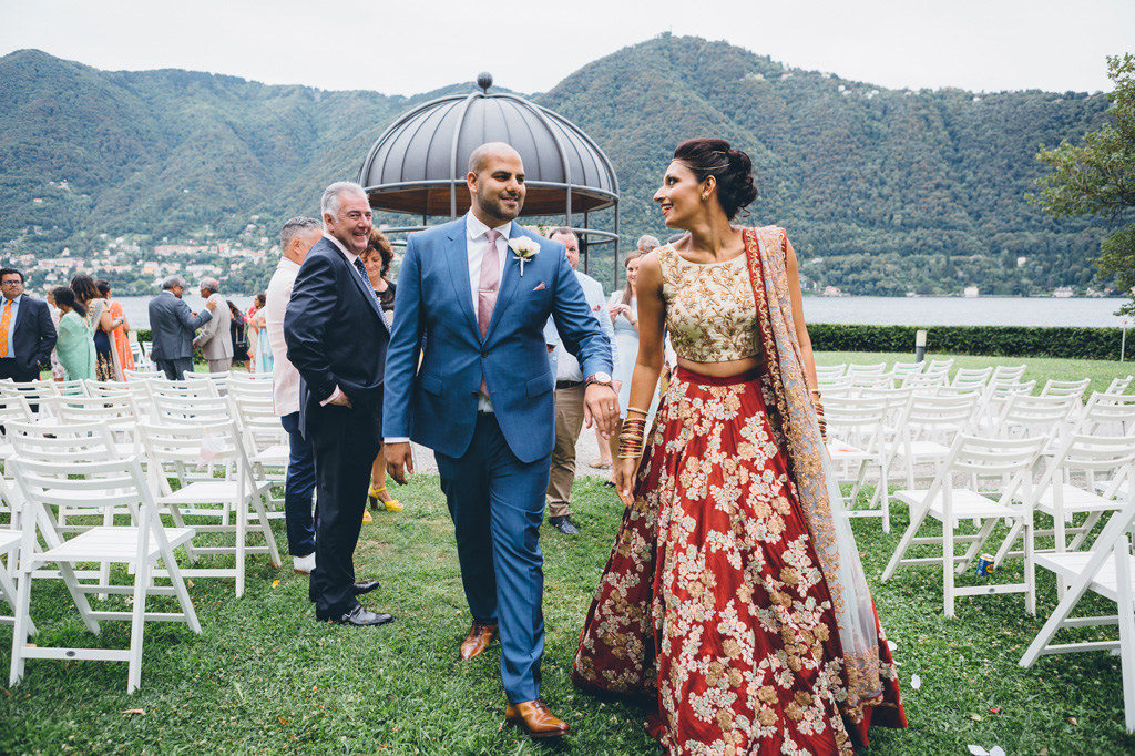 Fotografo Matrimonio Villa Erba I due sposi, Jaspal e Reena, si allontanano mano nella mano con la splendida cornice del lago di Como