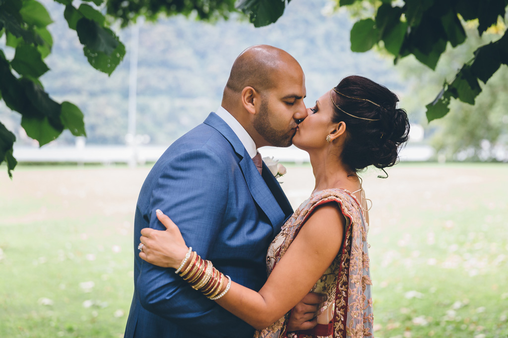 Fotografo Matrimonio Villa Erba Jaspal e Reena si baciano ritratti dal fotografo Alessandro Della Savia