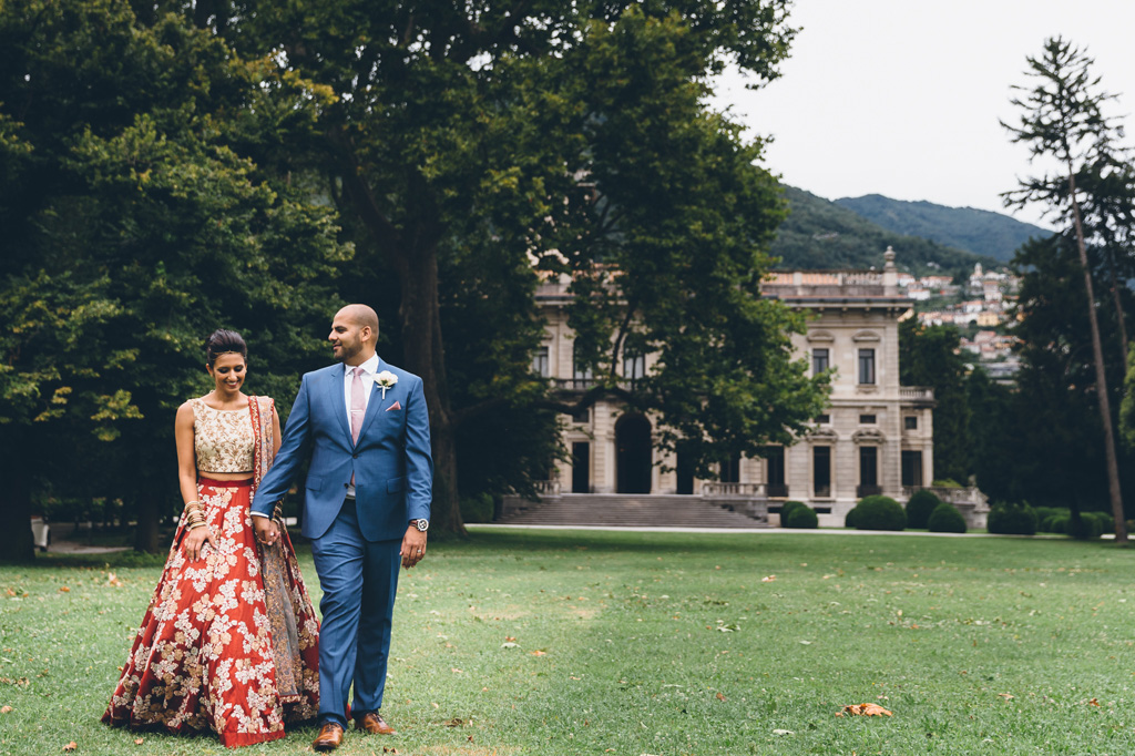 Fotografo Matrimonio Villa Erba I due sposi passeggiano fianco a fianco