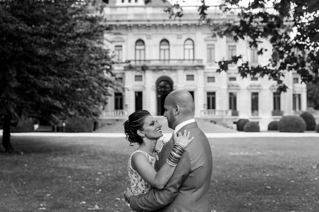 Fotografo Matrimonio Villa Erba I due sposi si guardano intensamente