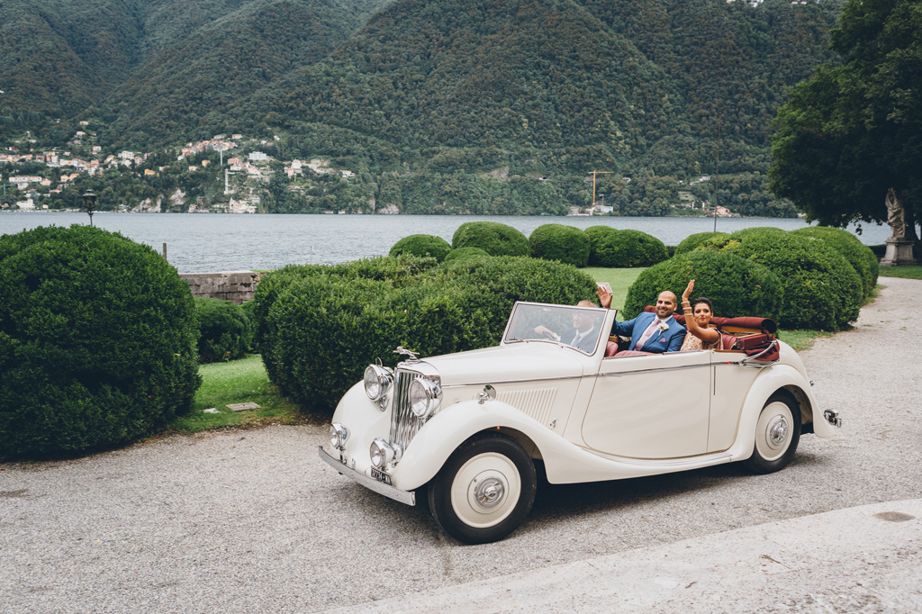 Fotografo Matrimonio Villa Erba I due sposi raggiungono gli ospiti con una jaguar