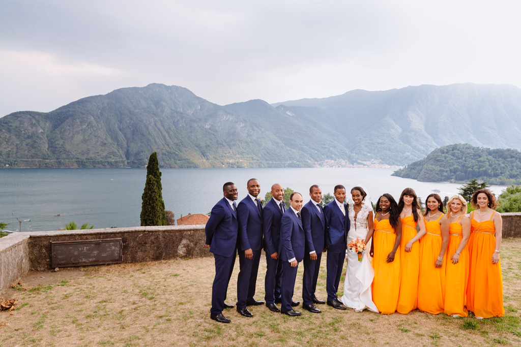 Fotografo Matrimonio Villa Erba Alessandro Della Savia scatta una fotodi gruppo ai partecipanti sullo sfondo del Lago di Como