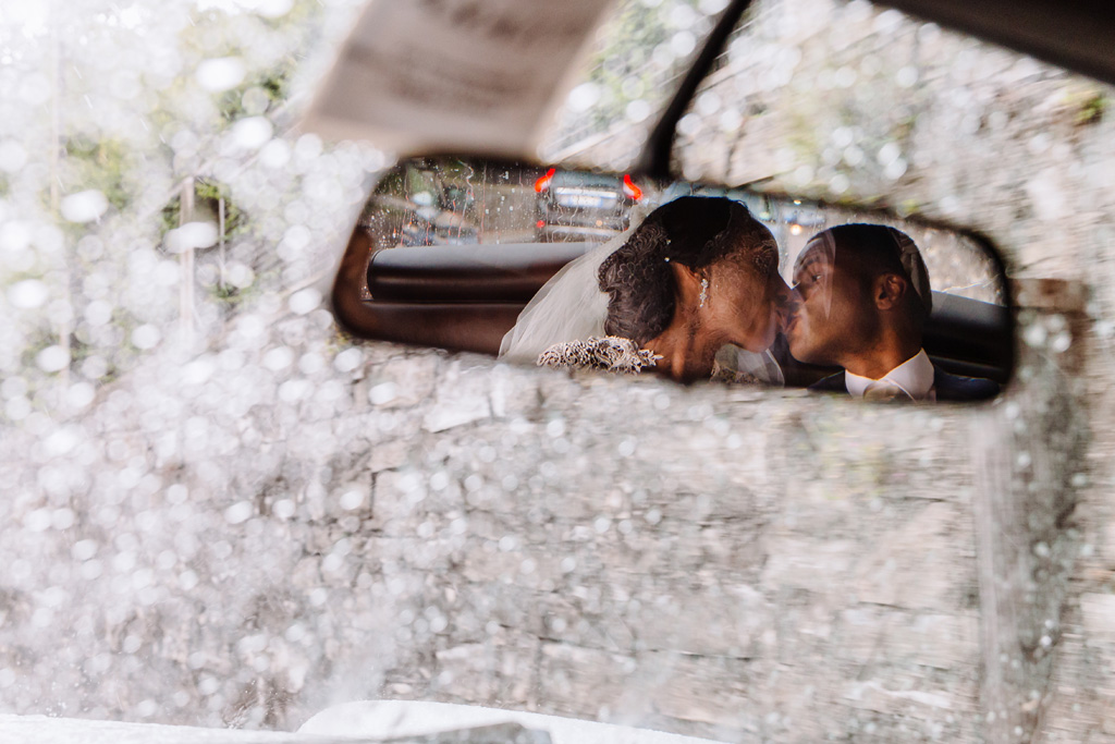 Fotografo Matrimonio Villa Erba I due sposi si baciano riflessi sullo specchietto della Rolls Royce