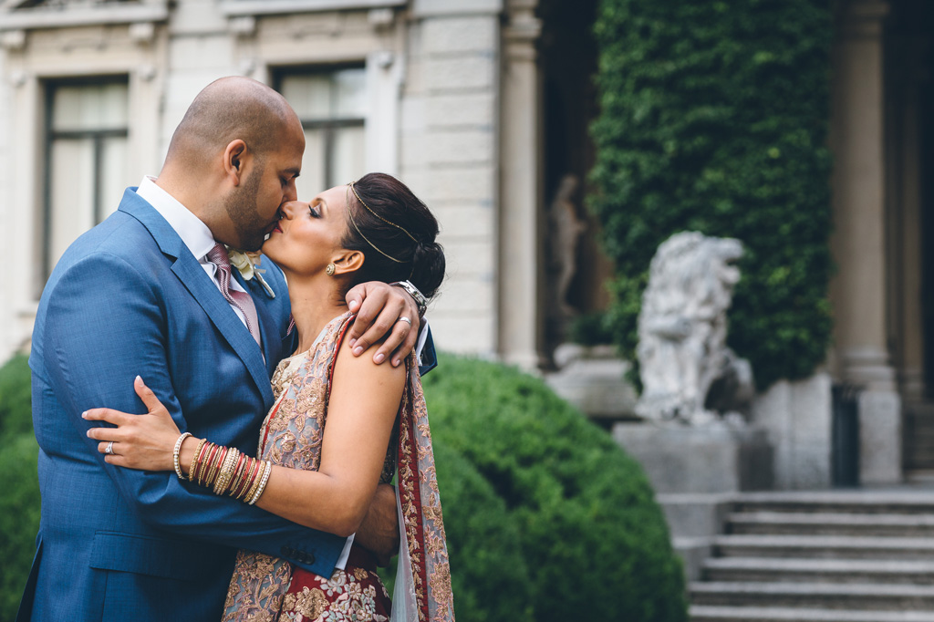Fotografo Matrimonio Villa Erba I due sposi, Jaspal e Reena si baciano dolcemente all'uscita della villa