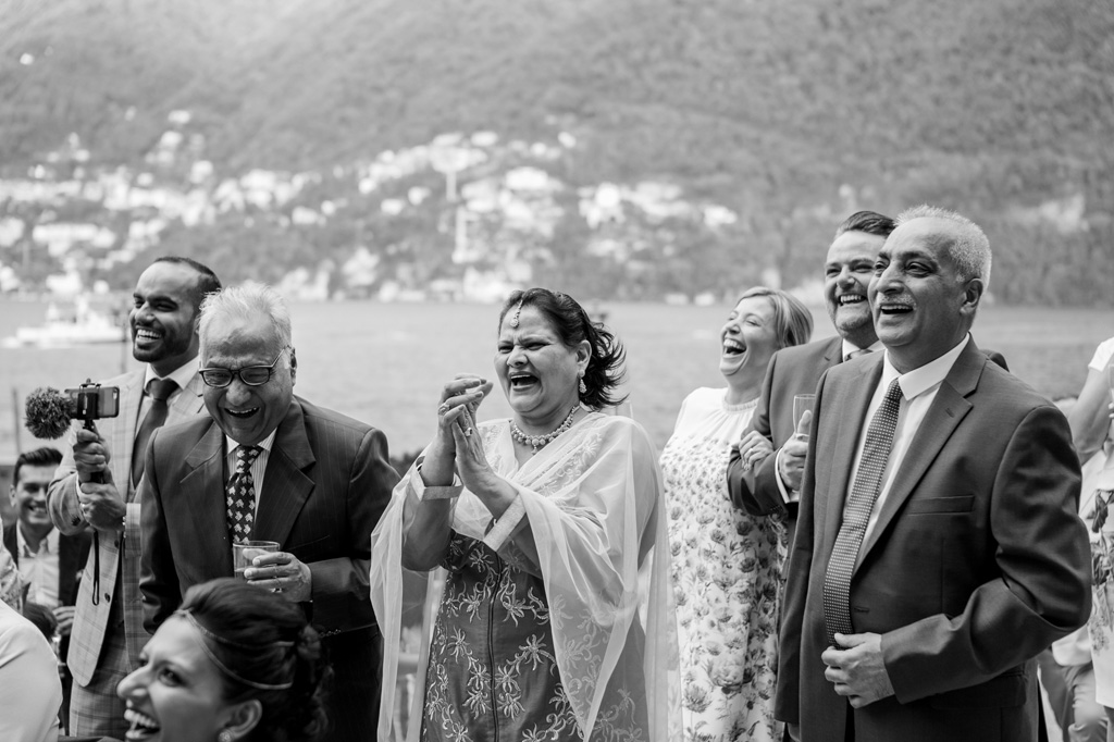 Fotografo Matrimonio Villa Erba La madre dello sposo applaude commossa la nuova coppia di sposi in un momento toccate ripreso da Alessandro Della Savia