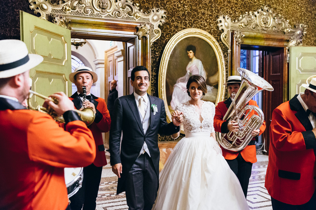 Fotografo Matrimonio Villa Caroli Zanchi Riccardo e Beatrice sono accolti all'interno della villa da una banda di musicisti