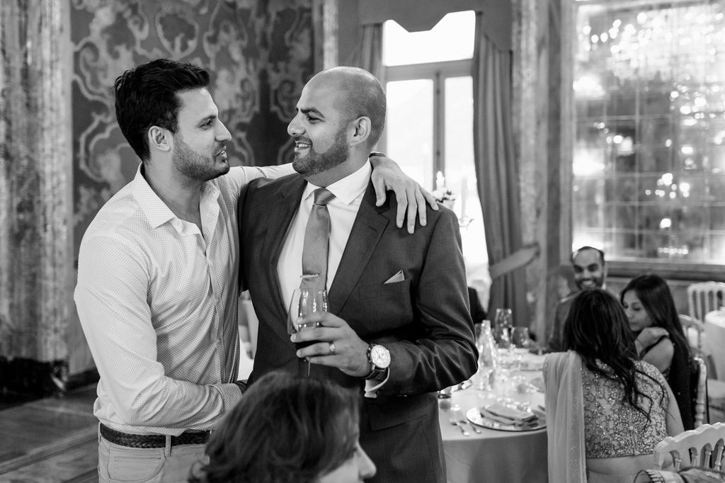 Fotografo Matrimonio Villa Erba Jaspal festeggia con una drink in compagnia degli ospiti