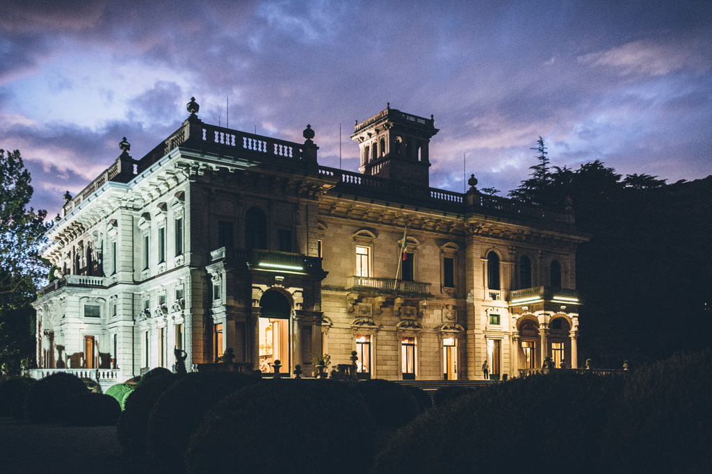 Fotografo Matrimonio Villa Erba Una panoramica di Villa Erba con un cielo tendente al violetto