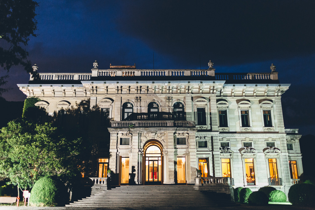 Fotografo Matrimonio Villa Erba Una panoramica di villa Erba con un cielo blu cobalto