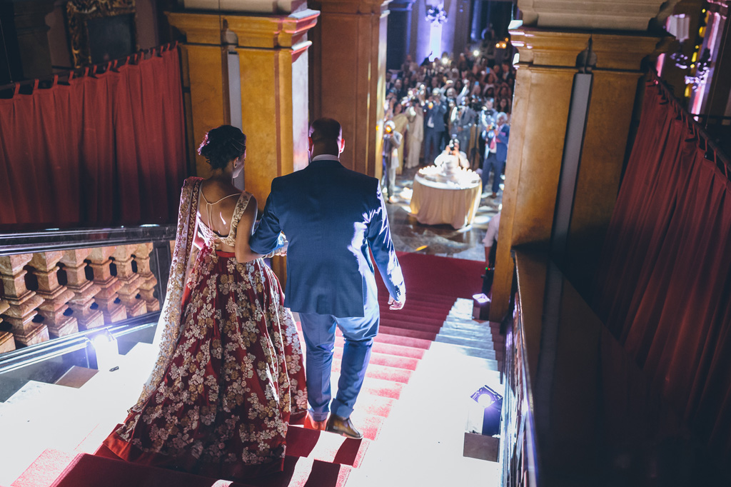 Fotografo Matrimonio Villa Erba Gli sposi raggiungono la torta nunziale attesi dagli invitati