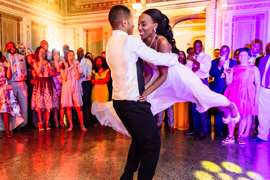 Fotografo Matrimonio Villa Erba Ayesha vola con lo sposo in pista nella foto di Della Savia Alessandro