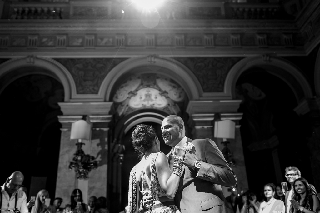 Fotografo Matrimonio Villa Erba Jaspal e Reena danzano un ballo lento davanti agli sposi