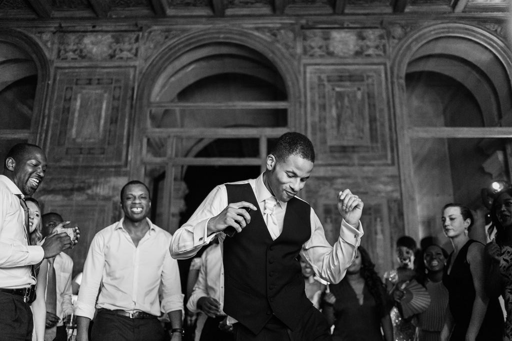 Fotografo Matrimonio Villa Erba Tony, lo sposo, sfoggia alcune mosse da ballo in mezzo alla pista