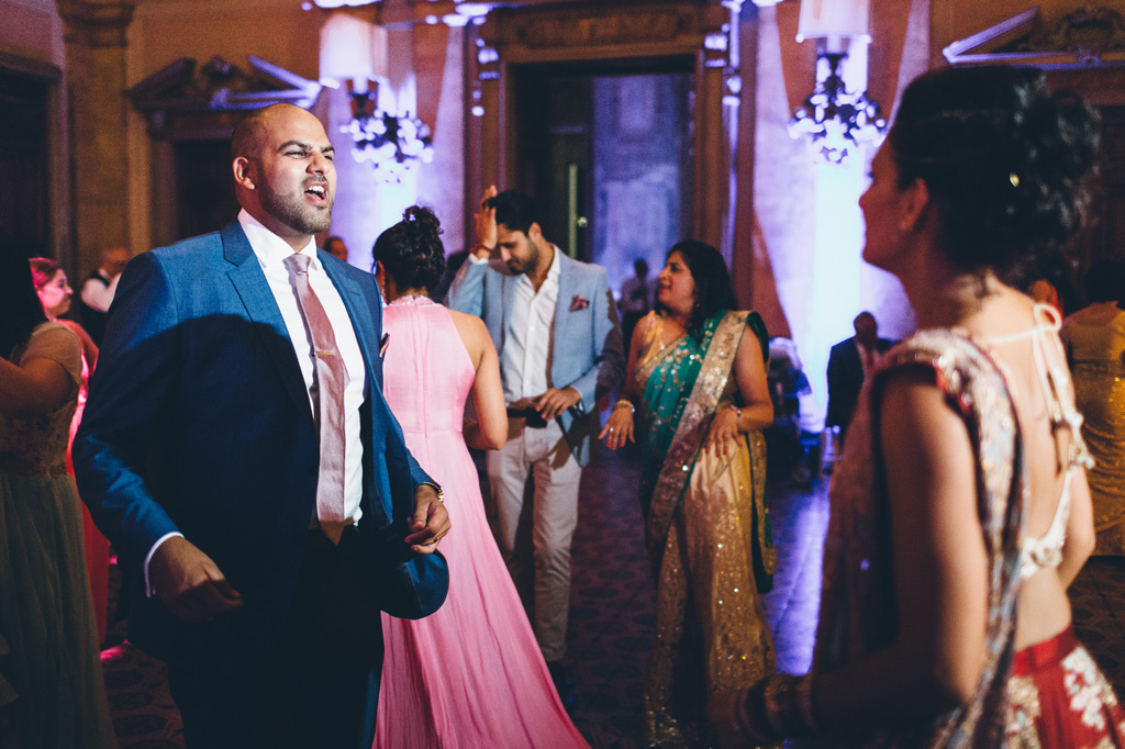Fotografo Matrimonio Villa Erba Gli sposi ballano in sala durante la festa