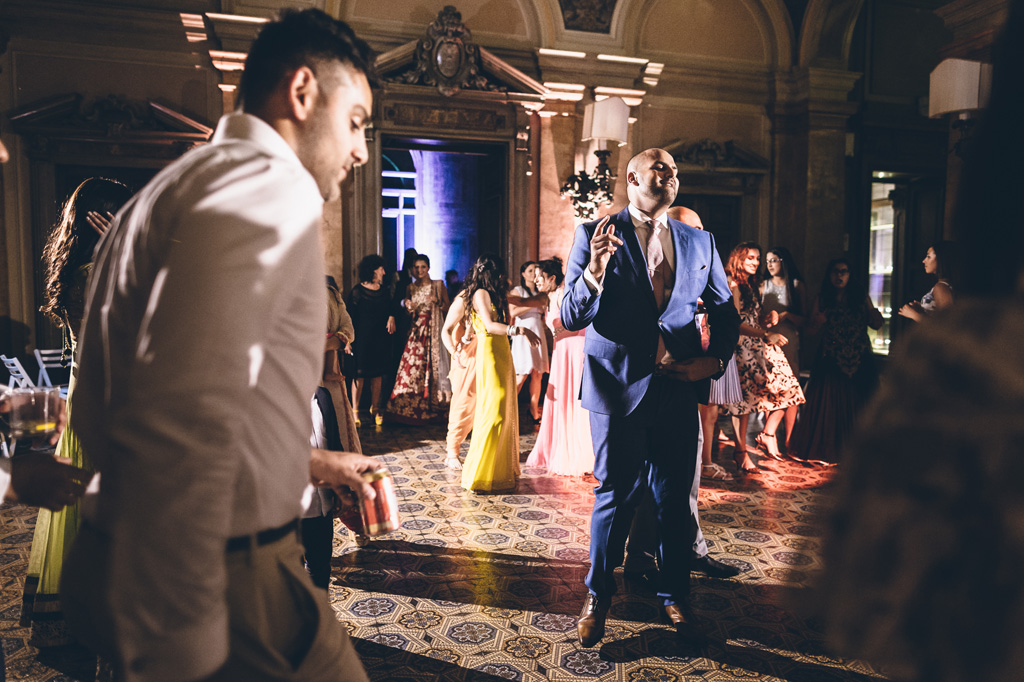 Fotografo Matrimonio Villa Erba Lo sposo danza sotto le luci della ribalta