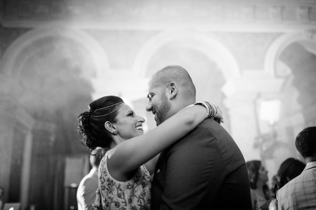 Fotografo Matrimonio Villa Erba Gli sposi, Jaspal e Reena, si guardano negli occhi teneramente