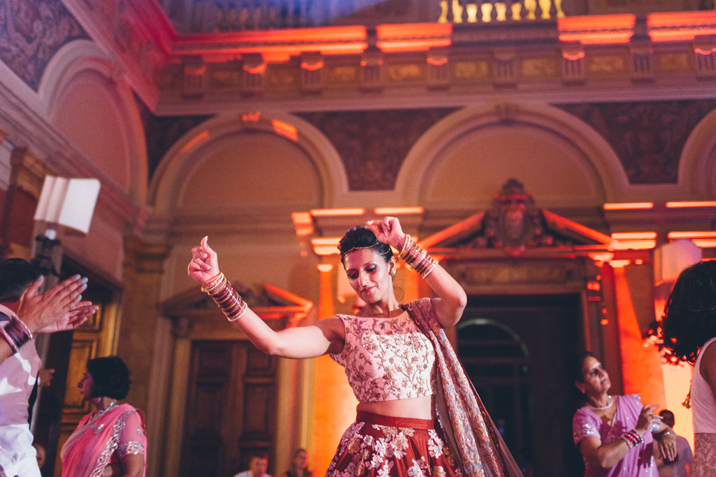 Fotografo Matrimonio Villa Erba Reena danza elegante con un bel sari indosso
