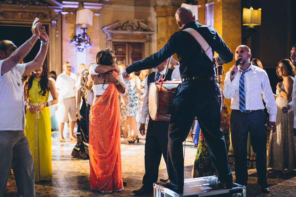 Fotografo Matrimonio Villa Erba La festa continua tra i colori dei sari, la musica e le luci