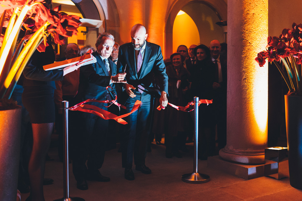 Fondazione Antonio Ratti Il taglio della fascia per inaugurare il nuvo centro della banca svizzera ripresa dal fotografo di eventi e inaugurazioni Alessandro Della Savia
