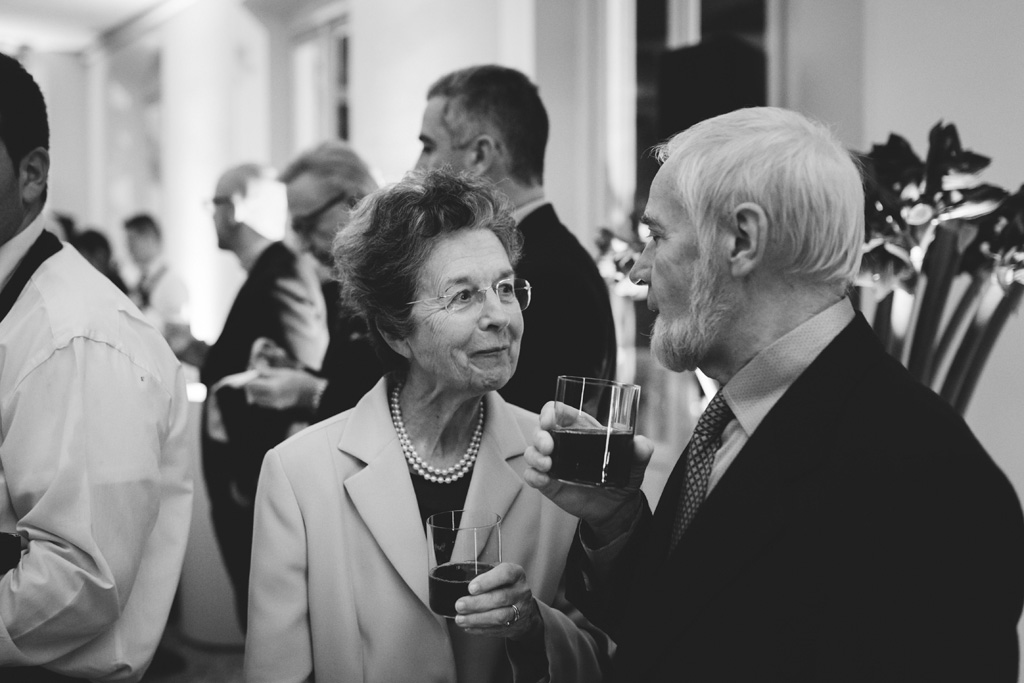 Fondazione Antonio Ratti Gli invitati si intrattengono in chiacchiere durante la festa per l'inaugurazione