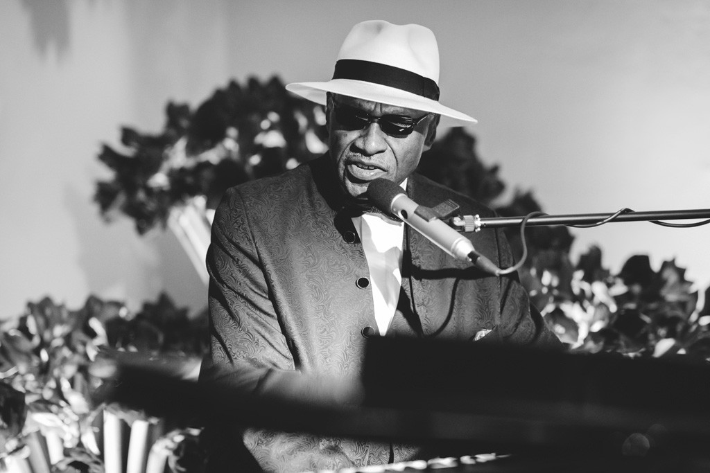 Fondazione Antonio Ratti Un musicista Jazz incanta gli invitati con la sua musica ritratto dal Fotografo Della Savia