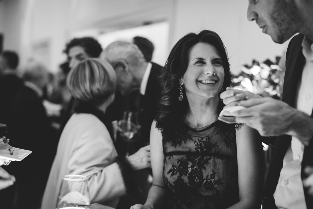 Fondazione Antonio Ratti Una partecipante alla festa si rallegra in compagnia di un amico