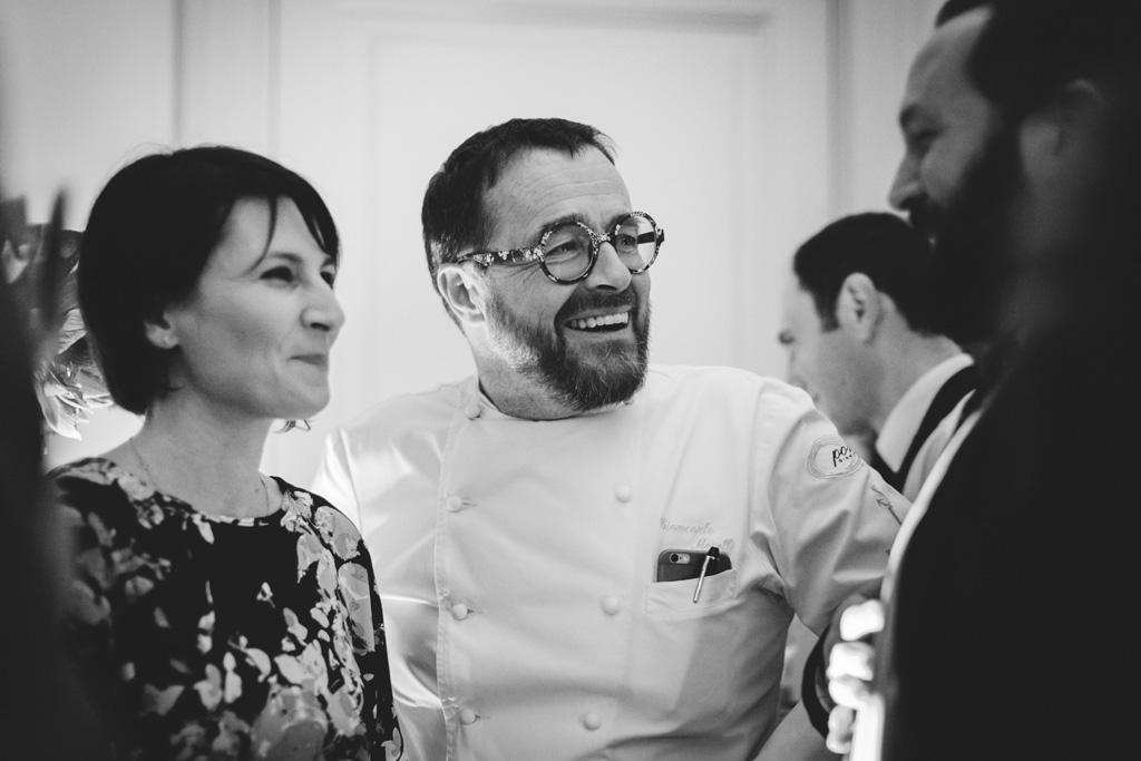 Fondazione Antonio Ratti Il cuoco Gian Carlo Morelli scherza con gli invitati durante la festa d'inaugurazione