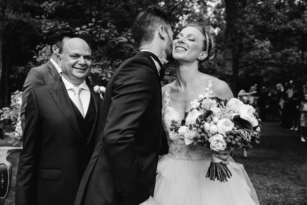 Fotografo Matrimonio Convento Dell'Annunciata Medole Lo sposo bacia la sposa sulla guancia al suo arrivo