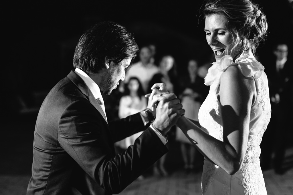 Fotografo Matrimonio Basilica San Galgano Toscana Gli sposi si divertono durante il loro primo ballo