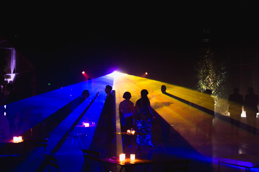 Wedding Photographer Como Lake Luci blu e arancioni passano tra gli invitati al matrimonio di Carola e Federico