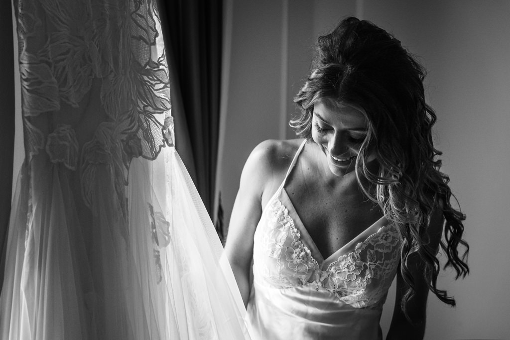Wedding Photographer Como Lake Villa Pizzo Villa d'Este La sposa ammira il suo abito a Villa D'Este