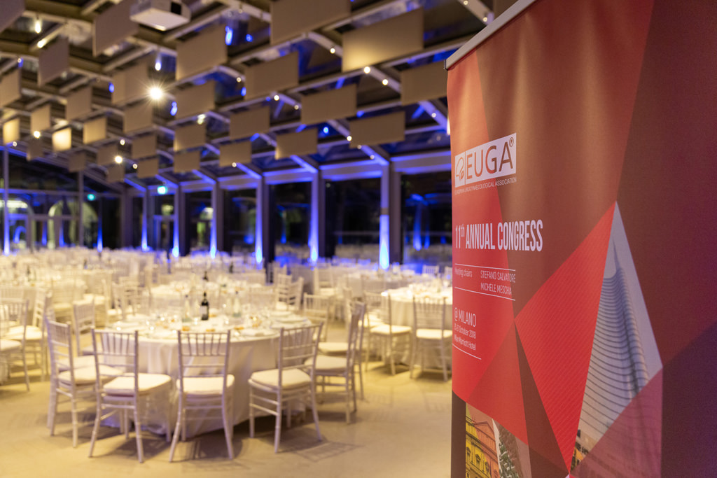 Fotografo Cena Aziendale Milano EUGA Villa Necchi Campiglio Un campo totale delle tavole apparecchiate per la cena di Gala dell'EUGA