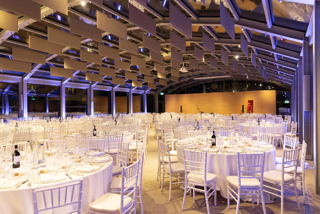 Fotografo Cena Aziendale Milano EUGA Villa Necchi Campiglio Uno scorcio delle tavole apparecchiate per la cena di Gala dell'EUGA