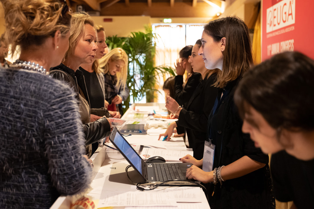 Fotografo Congresso Conferenza Milano EUGA Marriott Hotel Gli ospiti sono accolti alla reception in uno scatto del fotografo Alessandro Della Savia, fotografo di eventi