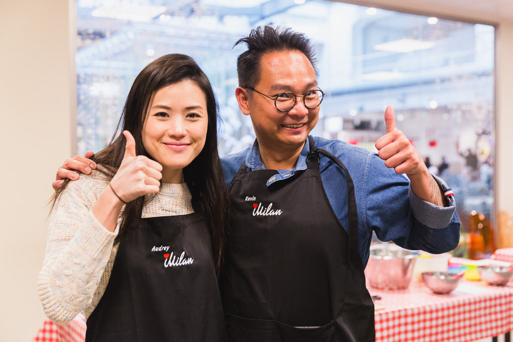 Fotografo Evento Aziendale Milano Eataly Boeucc Due componenti dell'azienda di Dingapore indossano due