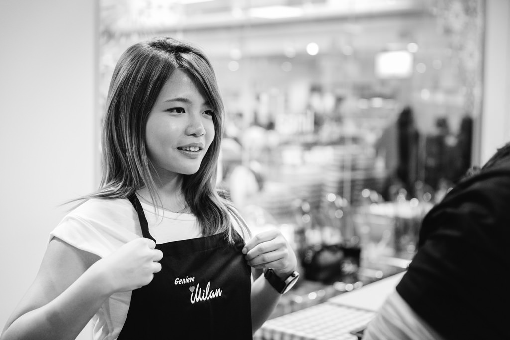 Fotografo Evento Aziendale Milano Eataly Boeucc Una bella dipendete della Tokio Marine Holdings indossa un grembiule ritratta da l fotografo