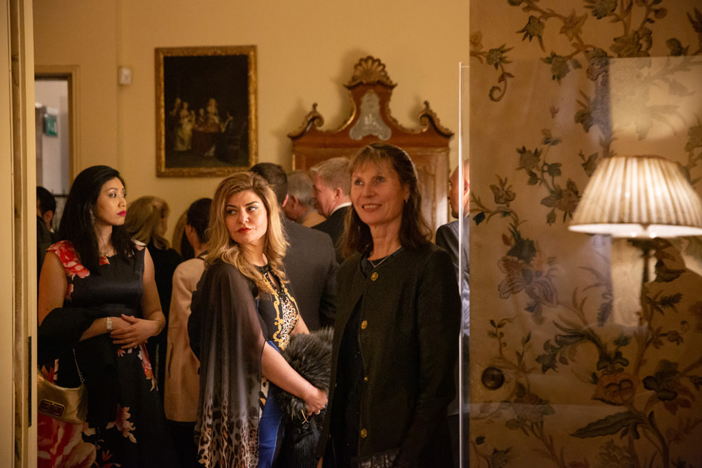 Fotografo Cena Aziendale Milano EUGA Villa Necchi Campiglio Un'invitata attende di partecipare alla cena dell'EUGA in un momento colto da Alessandro Della Savia, fotografo di cene aziendali