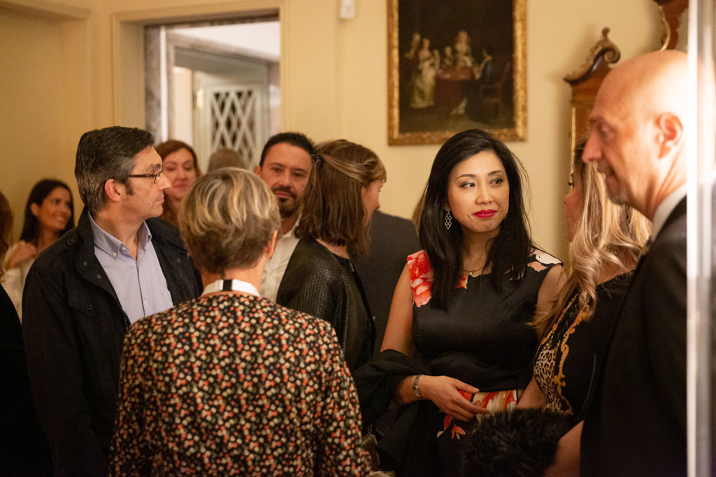 Fotografo Cena Aziendale Milano EUGA Villa Necchi Campiglio Gli invitati s'intrattengono in conversazioni immortalati dal fotografo di congressi Della Savia