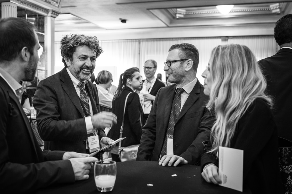 Fotografo Congresso Conferenza Milano EUGA Marriott Hotel Alcuni invitati si scambiano alcune battute